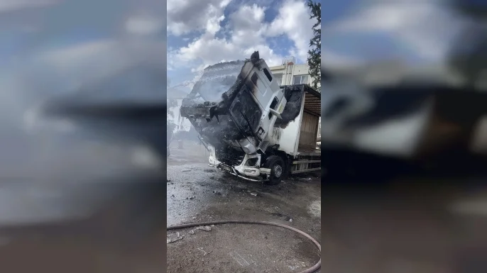 Küçük Kaymaklı’da park halindeki tır yandı
