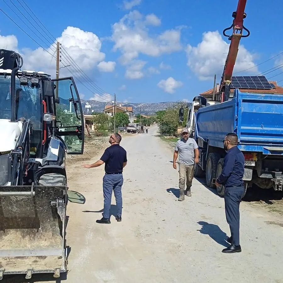 Gönendere-Tirmen anayolunda yenileme çalışmaları sürüyor