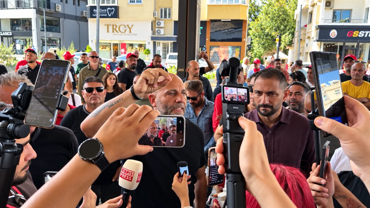 EL-SEN ve BES emekçilerinden Üstel’e protesto: "Başbakan dışarı!"