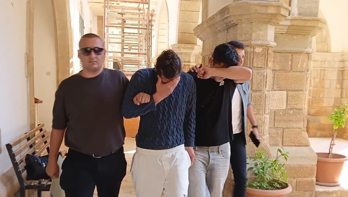Büfenin kilidini kırıp yiyecek ve içecek çaldılar!